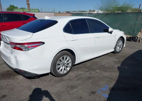 2020 Toyota Camry Le z USA, uszkodzony, nr VIN 4T1C11AK4LU369470